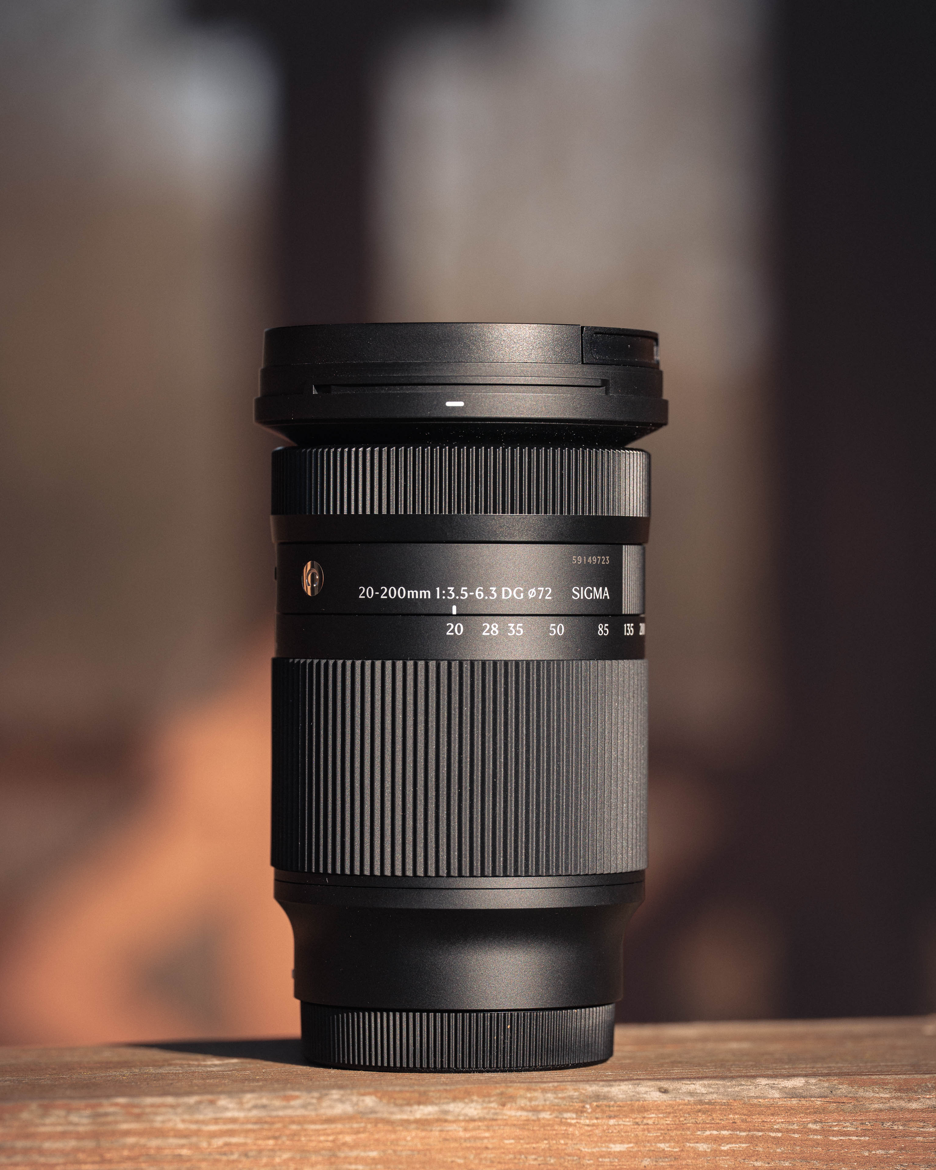 SIGMA 20–200mm F3.5–6.3 DG Contemporary— zdjęcie samego obiektywu, detale wykonania i design.